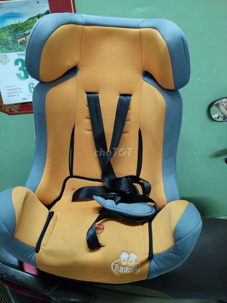 Ghế bé ngồi xe ôtô