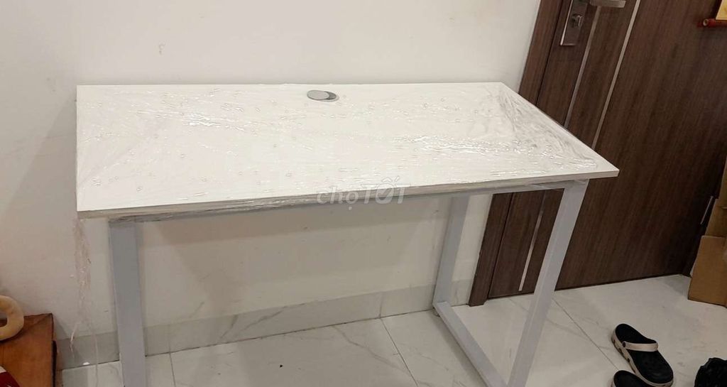 Bàn làm việc gỗ MDF sắt trắng. Mua bán Bàn ghế tại Quận Đống Đa Hà Nội được đăng bởi Nguyễn Trang Nhung hình 1