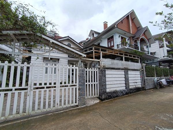 CẦN BÁN ĐI CĂN VILLA CÁCH HỒ XUÂN HƯƠNG 700M, 224M2