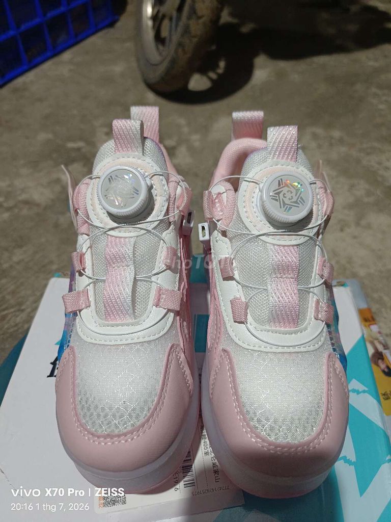 Giày trượt patin bé gái hồng trắng size 31. Mua bán Mẹ và bé tại Huyện Gò Dầu Tây Ninh được đăng bởi con cá kể hình 1