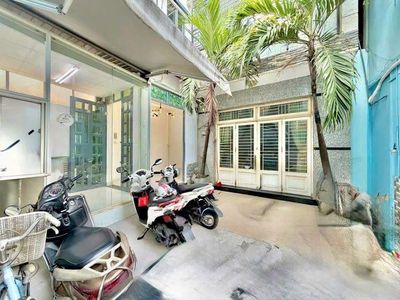 nhà hẻm xe  hơi có sân xe, 13tr còn bớt