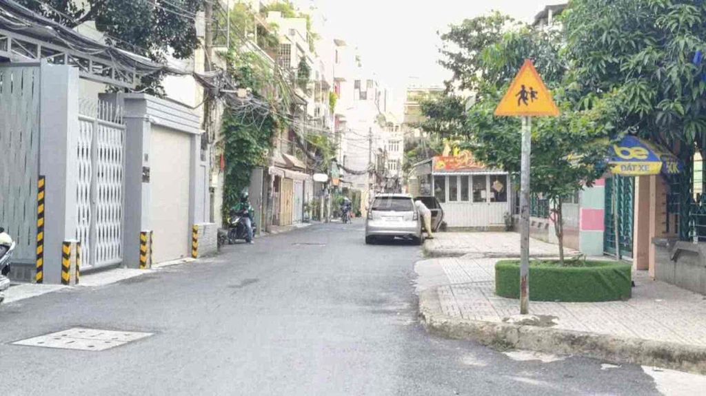 70m2! Bán nhà 3 tầng Nguyễn Văn Trỗi- Trần Hữu Trang, P11. Gần sân bay