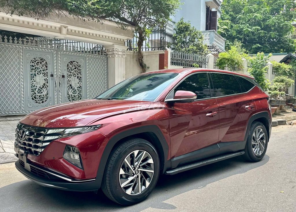 Hyundai Tucson 2023 2.0 ATH Special, красный