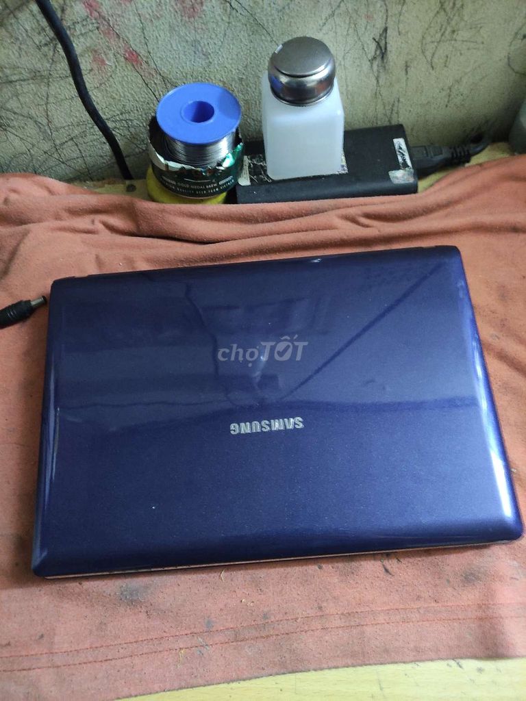 Một cái laptop Samsung như hình. Mua bán Laptop tại Quận Bình Tân Tp Hồ Chí Minh được đăng bởi Long ca hình 1
