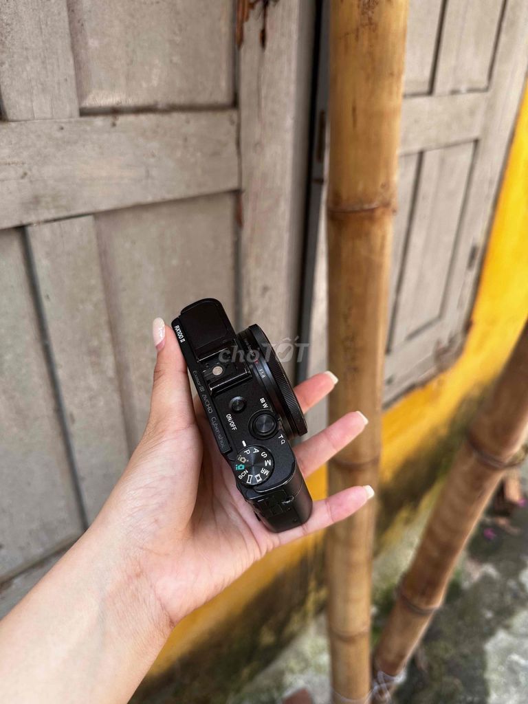 Máy ảnh Sony 100 đời ii Đen. Mua bán Máy ảnh, Máy quay tại Thành phố Hội An Quảng Nam được đăng bởi Chi Tran hình 1