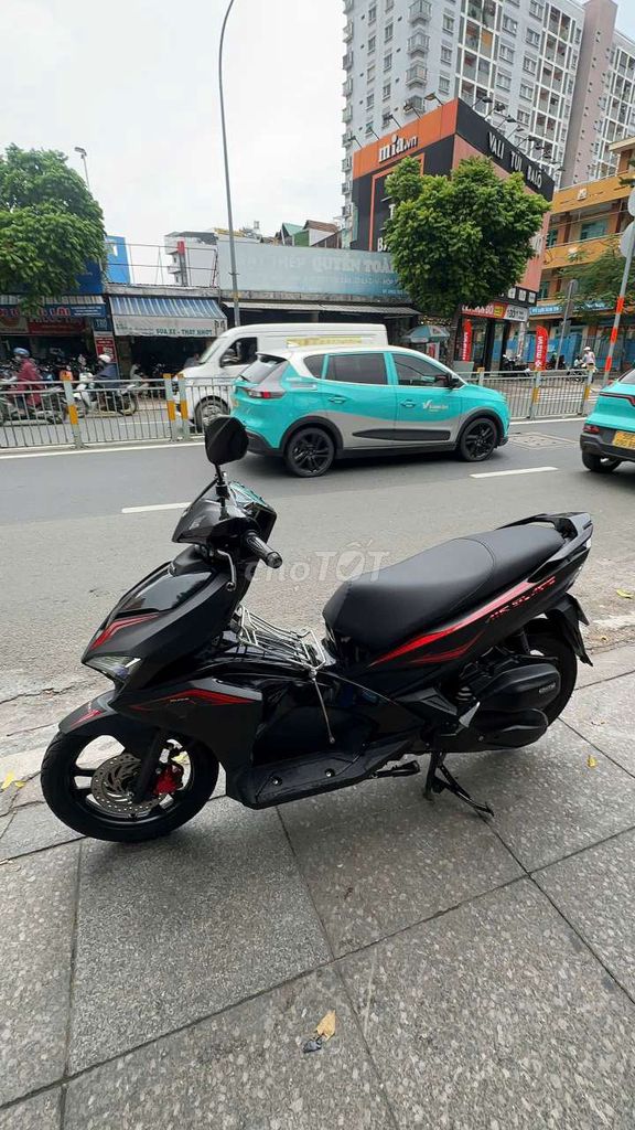 Черный скутер Honda Air Blade 2017