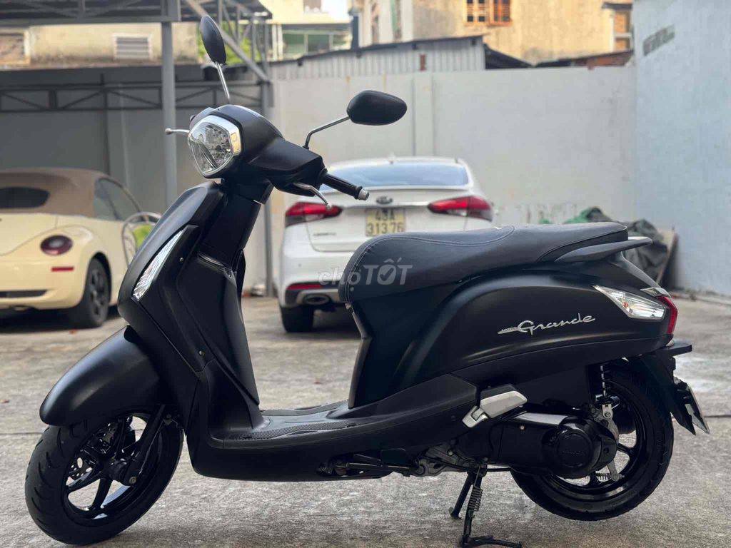 Yamaha Grande Black красивый автомобиль, плавная езда