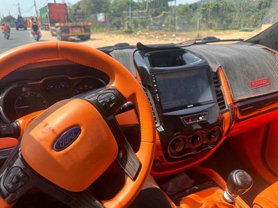 Ford Ranger Số sàn Trắng 5 chỗ