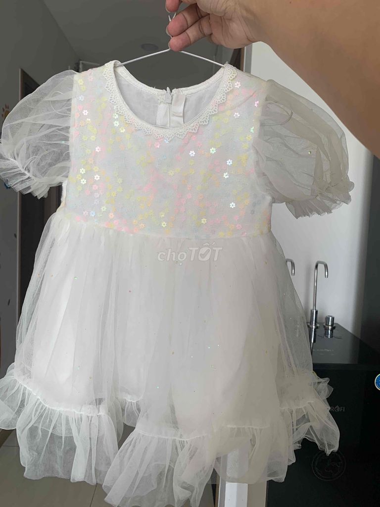 Đầm công chúa bé gái trắng size 9-11kg mới 99%. Mua bán Mẹ và bé tại Thành phố Dĩ An Bình Dương được đăng bởi Vi hình 1