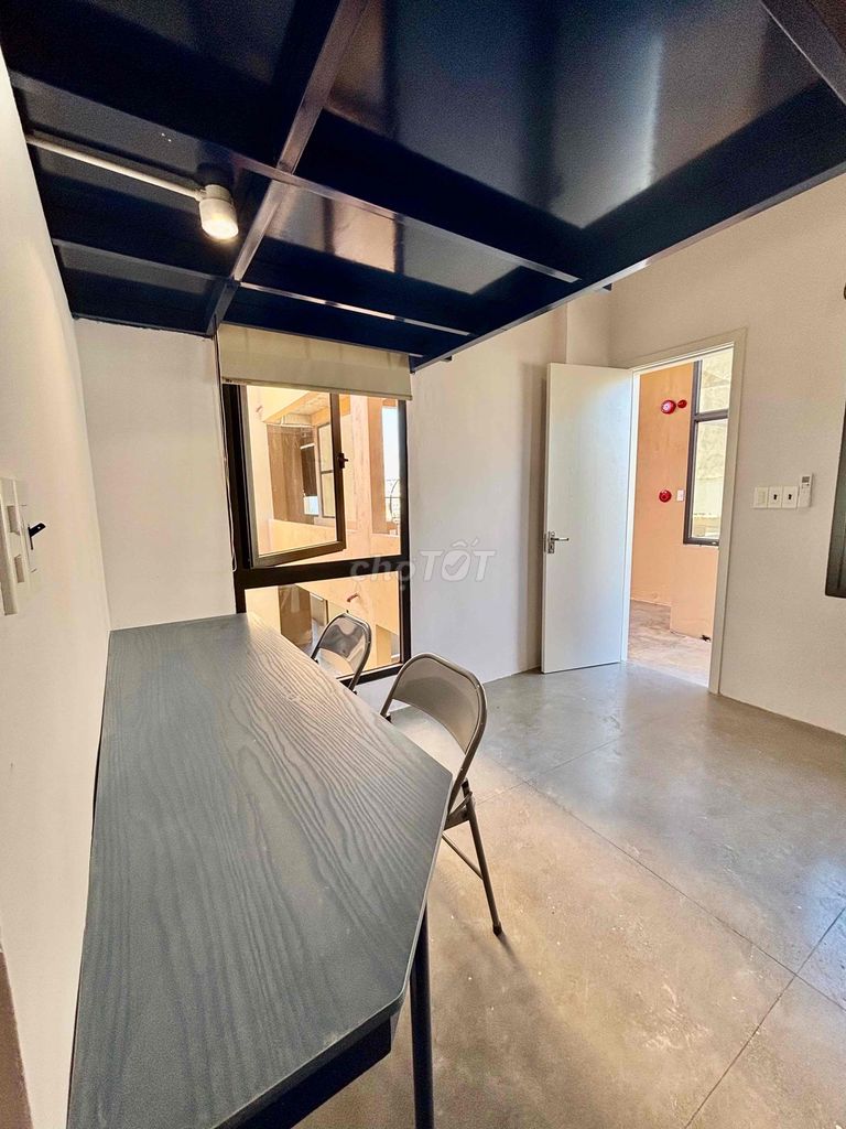 New room with a private balcony steps from the city park — photo 3