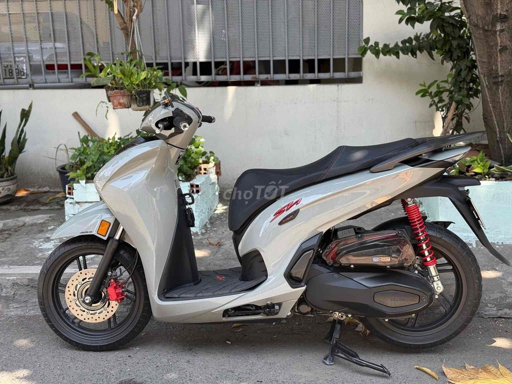 Хонда SH350i 2023, серая, владелец БСТП протяженностью 13 000 км