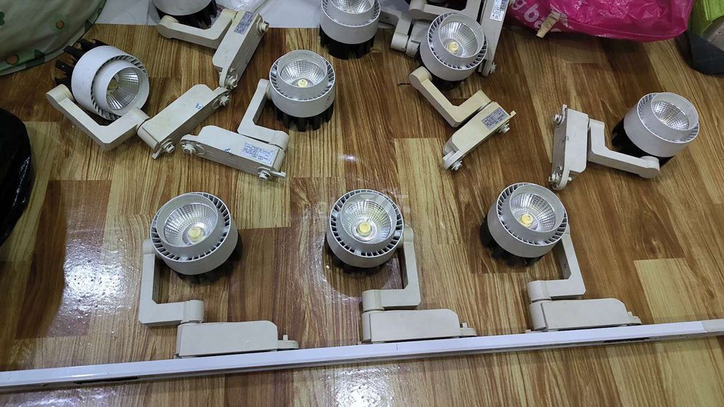 Đèn rọi ray Trắng. Mua bán Đèn tại Huyện Củ Chi Tp Hồ Chí Minh được đăng bởi Thanh lý Sách cũ hình 1