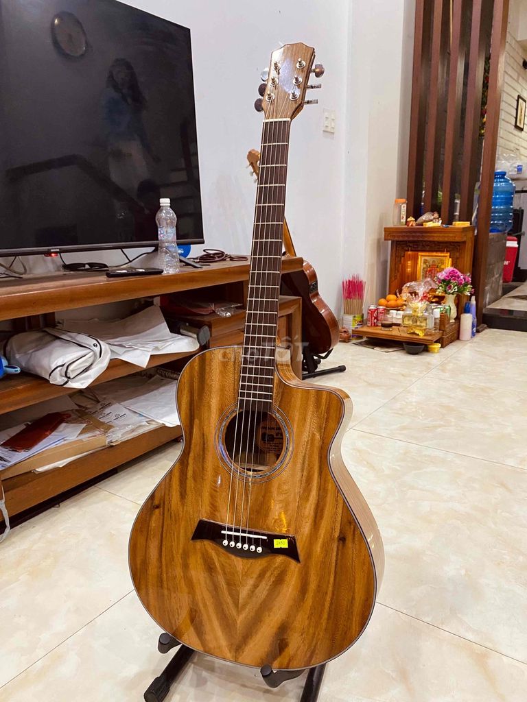 Cần tiền nên cần pass gấp guitar acoustic