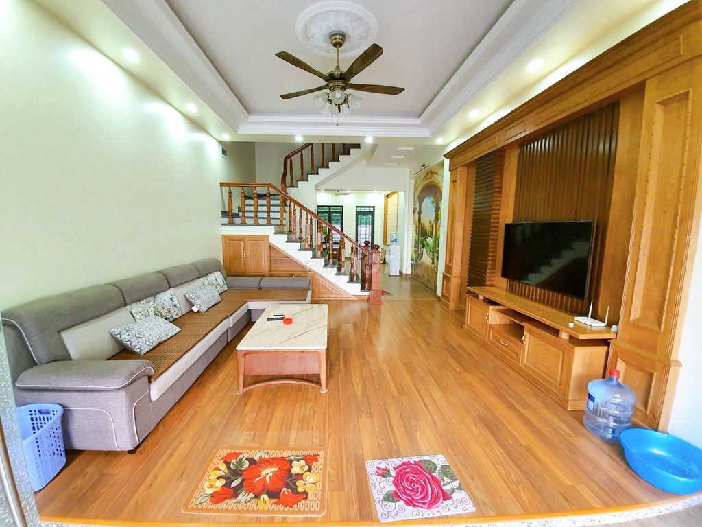 Cho thuê nhà phố Văn Cao, DT: 80m2, 7 ngủ khép kín.