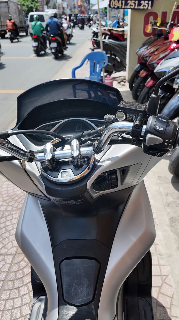 Honda PCX 125 màu Bạc. Mua bán Xe máy tại Quận Phú Nhuận Tp Hồ Chí Minh được đăng bởi Thanh Hùng xebachin  hình 4