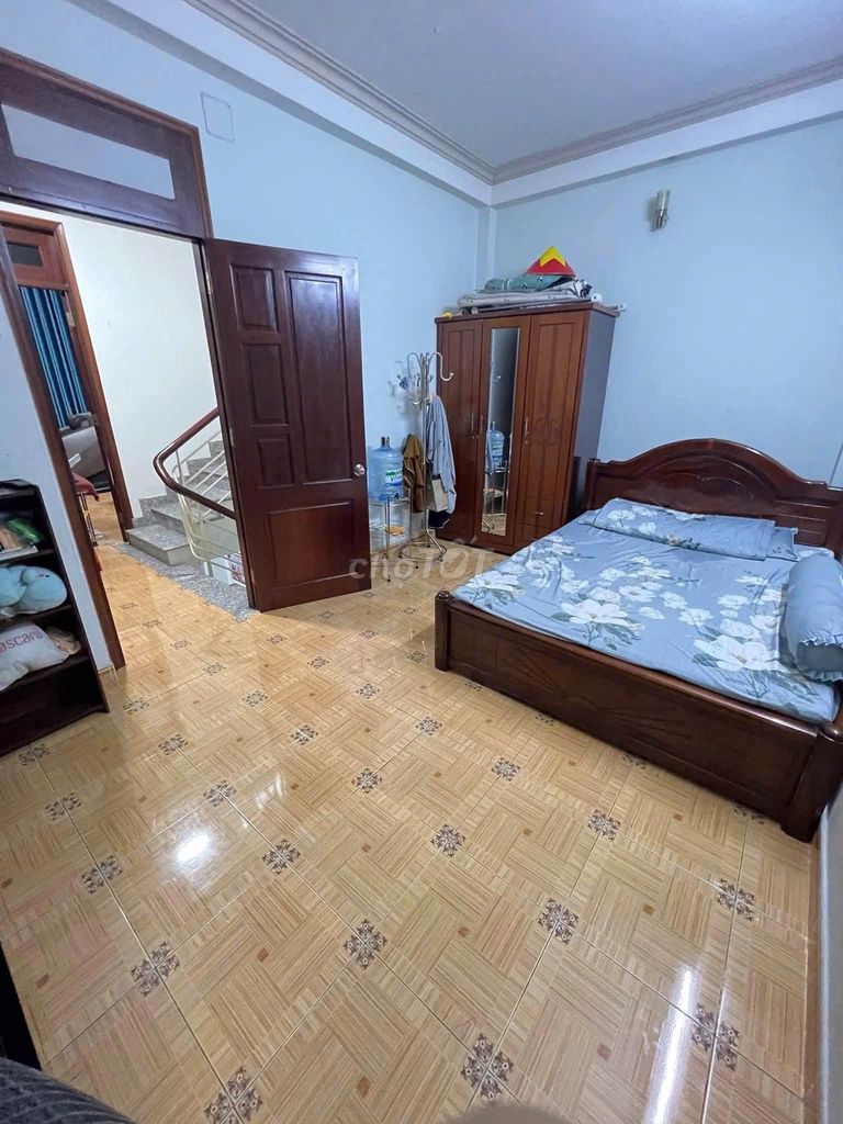 Редкий вариант: дом с фасадом под коммерцию, 4 спальни, сдается, 100м², район Bình Hưng Hòa