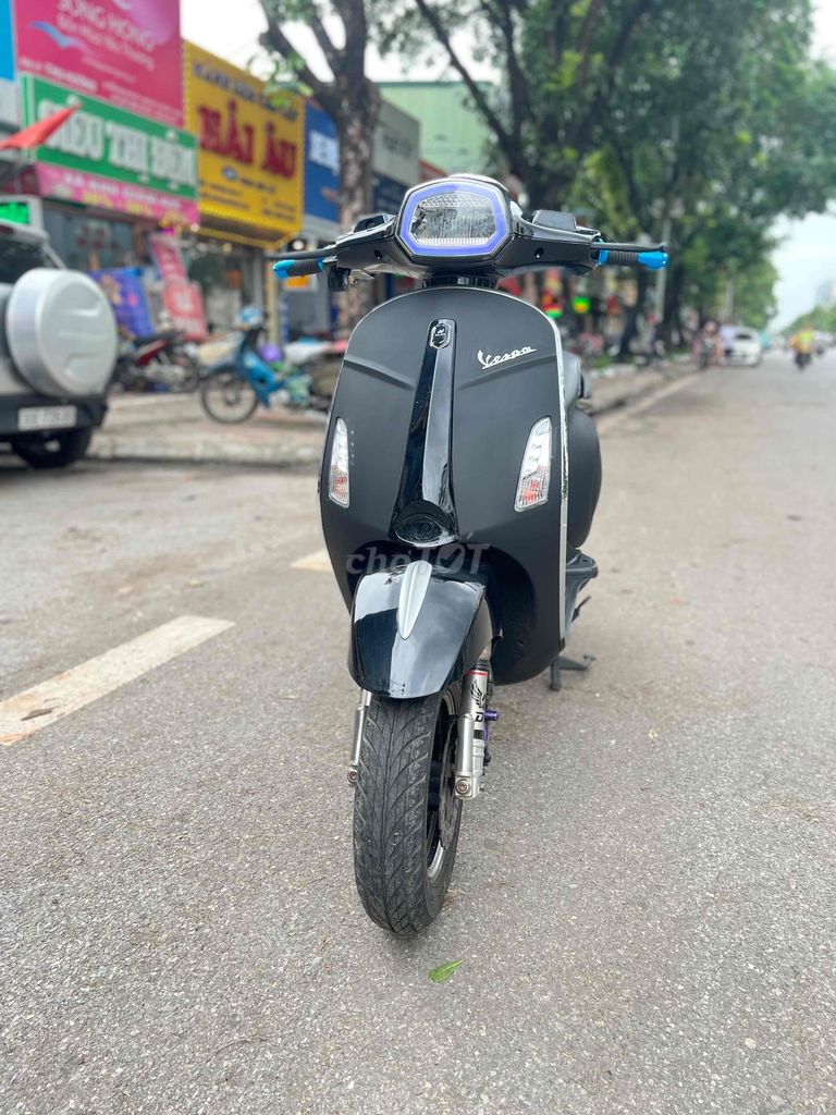 Xe điện Vespa đèn vuông đen nhám