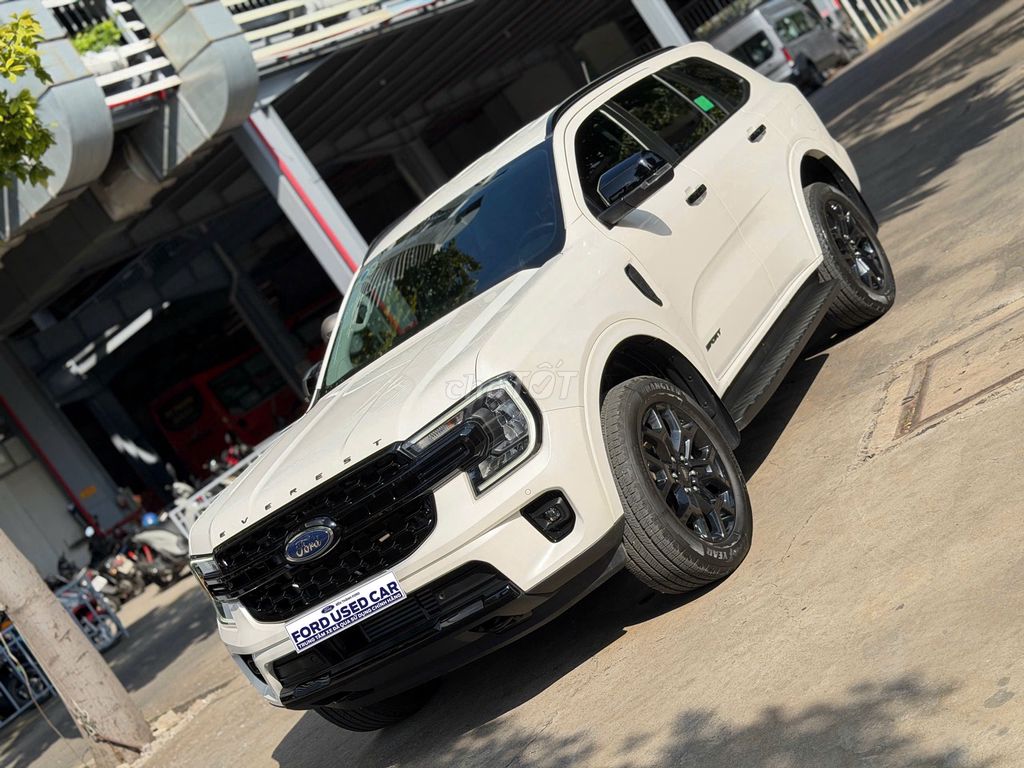 Ford Everest Sport 2024, bảo hành 2027, vay NH 75%