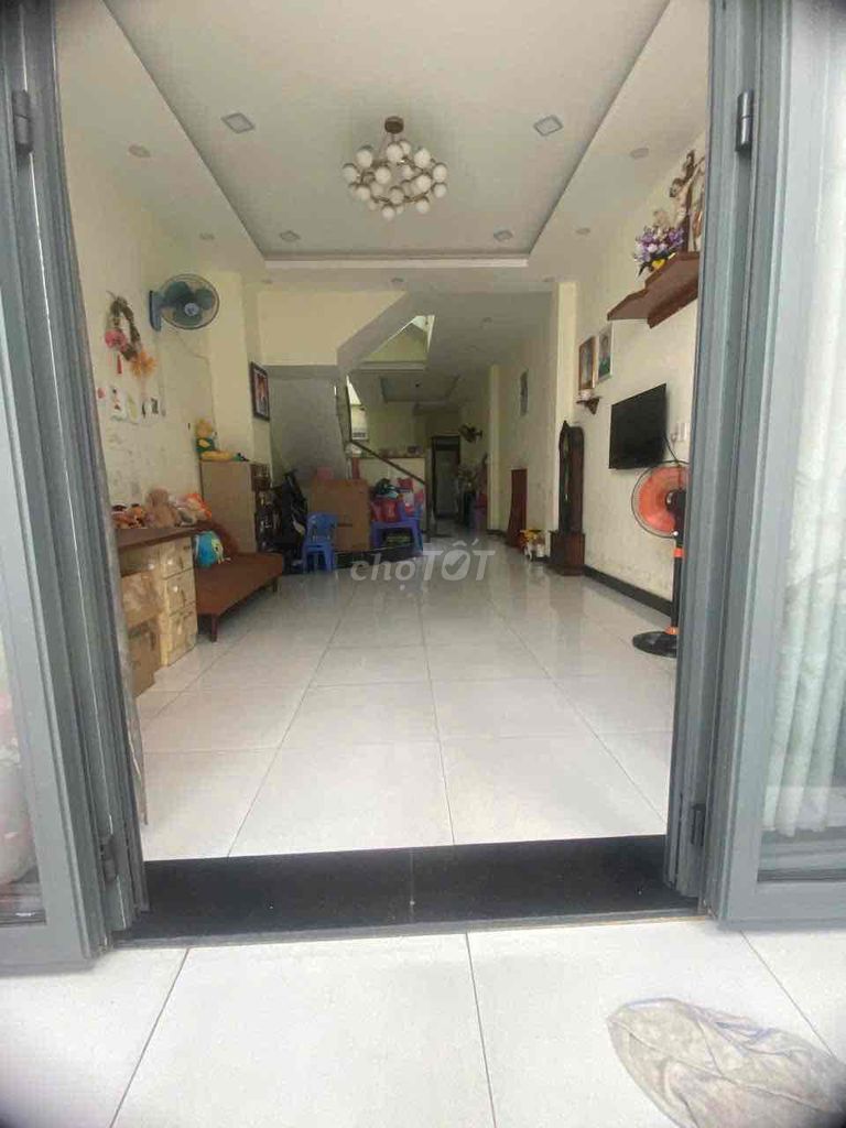 Bán nhà sát chợ Lạc Quang