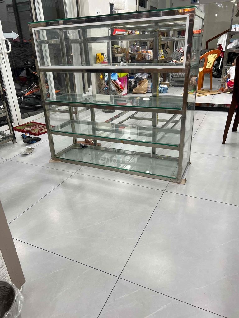 vài kệ shop quần áo trưng bày inox kính cường 10ly