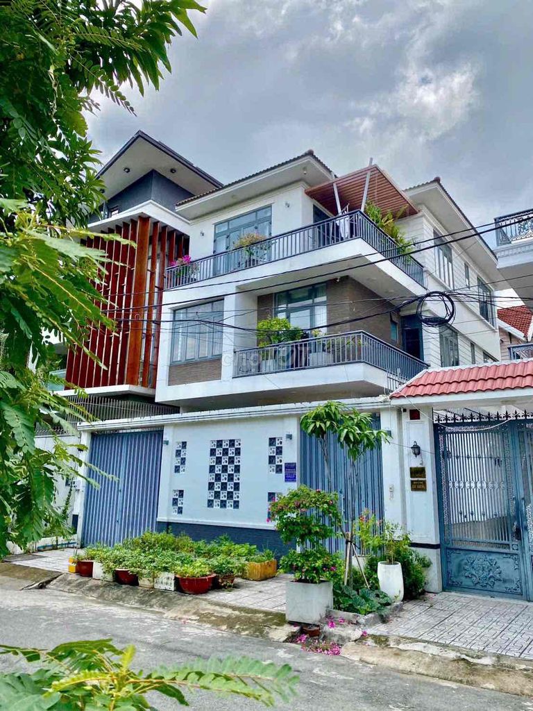 Cho thuê Biệt Thự Gần Aeon đối diện công viên DT 10x20 xd 1 hầm 2lầu.