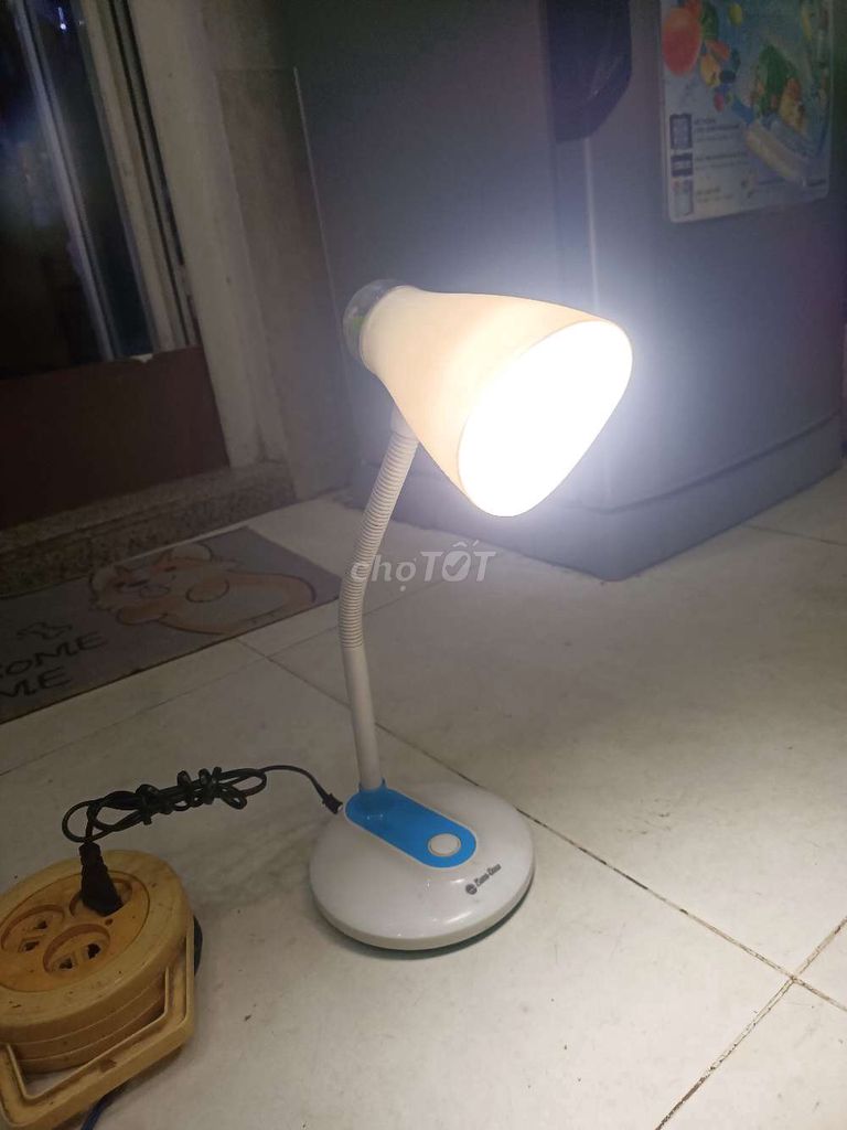 Đèn bàn học sinh văn phòng trắng xanh còn mới. Mua bán Đèn tại Quận Cẩm Lệ Đà Nẵng được đăng bởi Hoàng Tôn hình 1