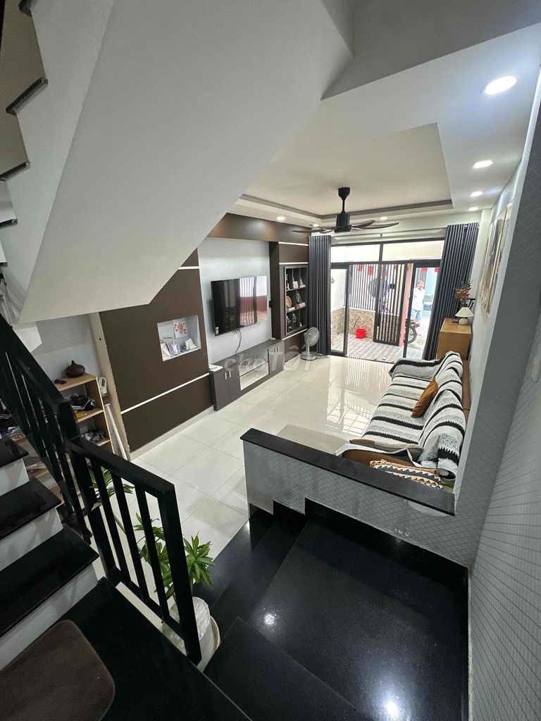 sụp hầm nhà 3 tầng full nội thất kiên cố