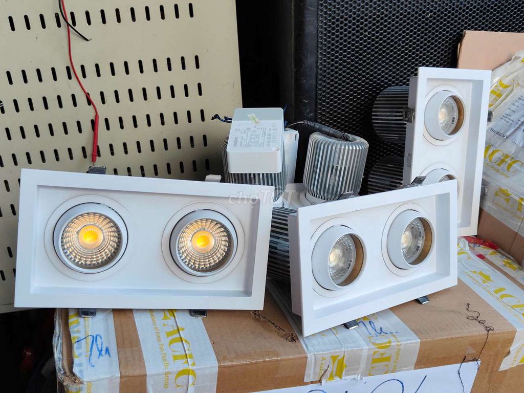 Đèn âm trần chiếu sáng