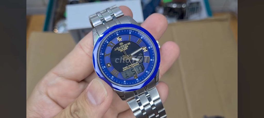 Đồng hồ năng lượng pin sola khỏe noi địa nhật