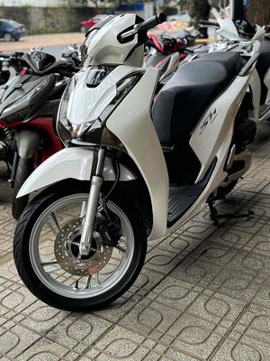 Honda SH 2017 150cc Trắng. Mua bán Xe máy tại Thành phố Buôn Ma Thuột Đắk Lắk được đăng bởi Ngô quốc Việt 