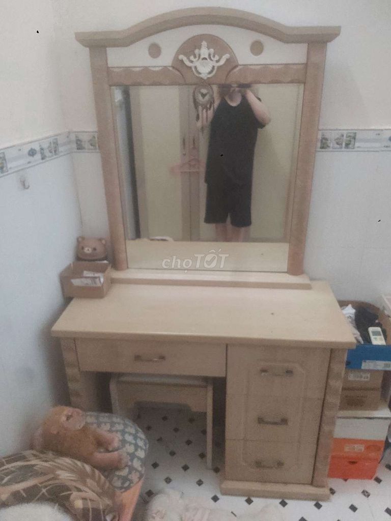Bàn trang điểm Gỗ Vàng nhạt có gương. Mua bán Bàn ghế tại Quận Bình Tân Tp Hồ Chí Minh được đăng bởi sơn hình 1