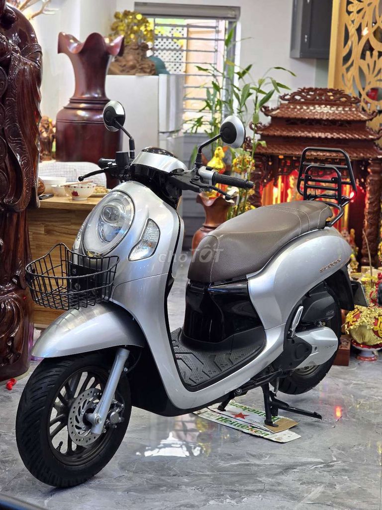 Honda Scoopy 2024 в цвете Porsche Silver