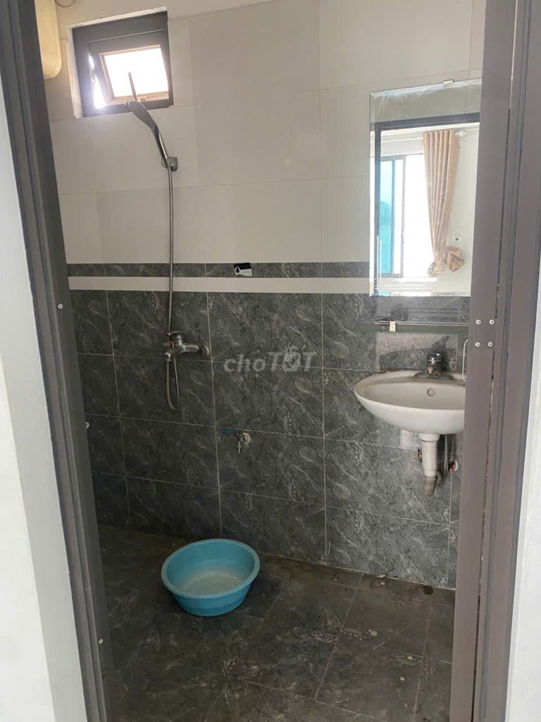 Cho thuê căn hộ mặt đường Thạch Bàn