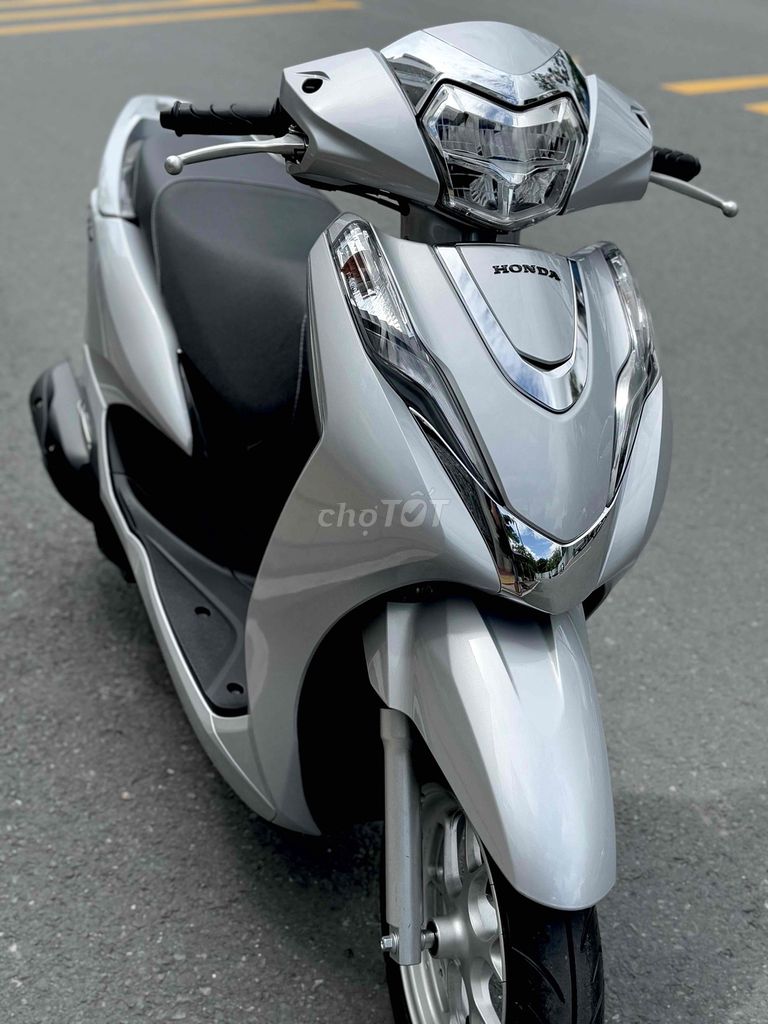 Honda Lead 125 4V модель 2023 LED серебристый Porsche номера Хошимина