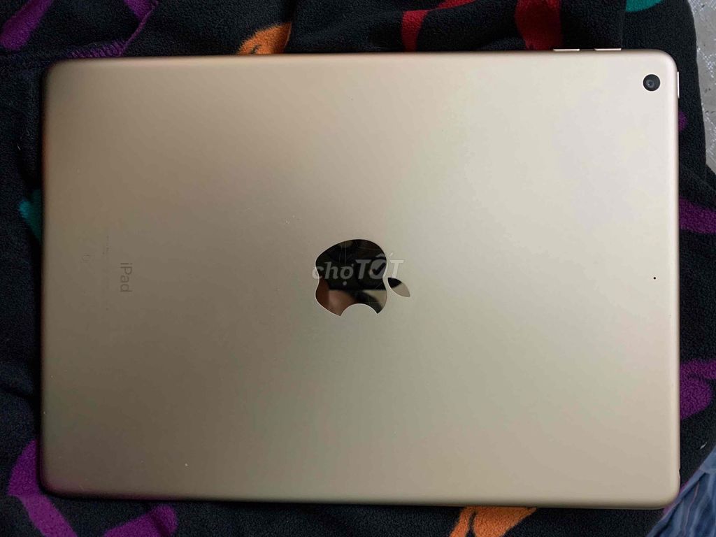 Apple iPad Gen 5 32GB Vàng. Mua bán Máy tính bảng tại Quận Gò Vấp Tp Hồ Chí Minh được đăng bởi Nguyễn Bính hình 1