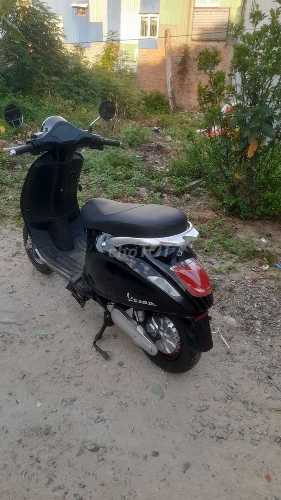 Электроскутер Vespa черный мало б/у новый