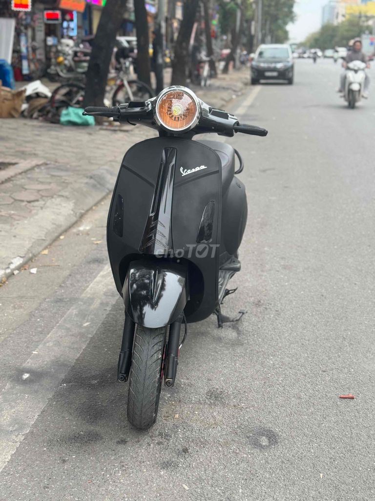 Vespa đen nhám bình mới thay bao khoẻ,đủ phụ kiện