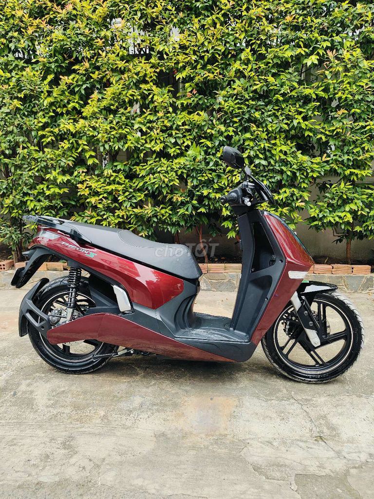 Красный электрический скутер VinFast Theon S 2025 688 км