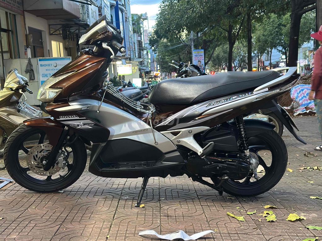 Honda Air Blade 2010 màu Nâu bạc. Mua bán Xe máy tại Thành phố Pleiku Gia Lai được đăng bởi Xe Máy Nguyễn Vũ Gialai hình 12