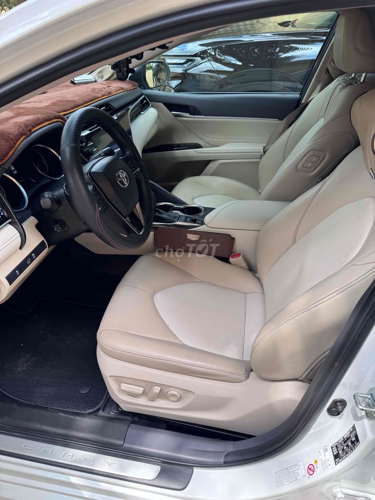 Toyota Camry 2020 2.5Q 32000 km. Mua bán Ô tô tại Thành phố Gia Nghĩa Đắk Nông được đăng bởi Vũ Lê hình 1