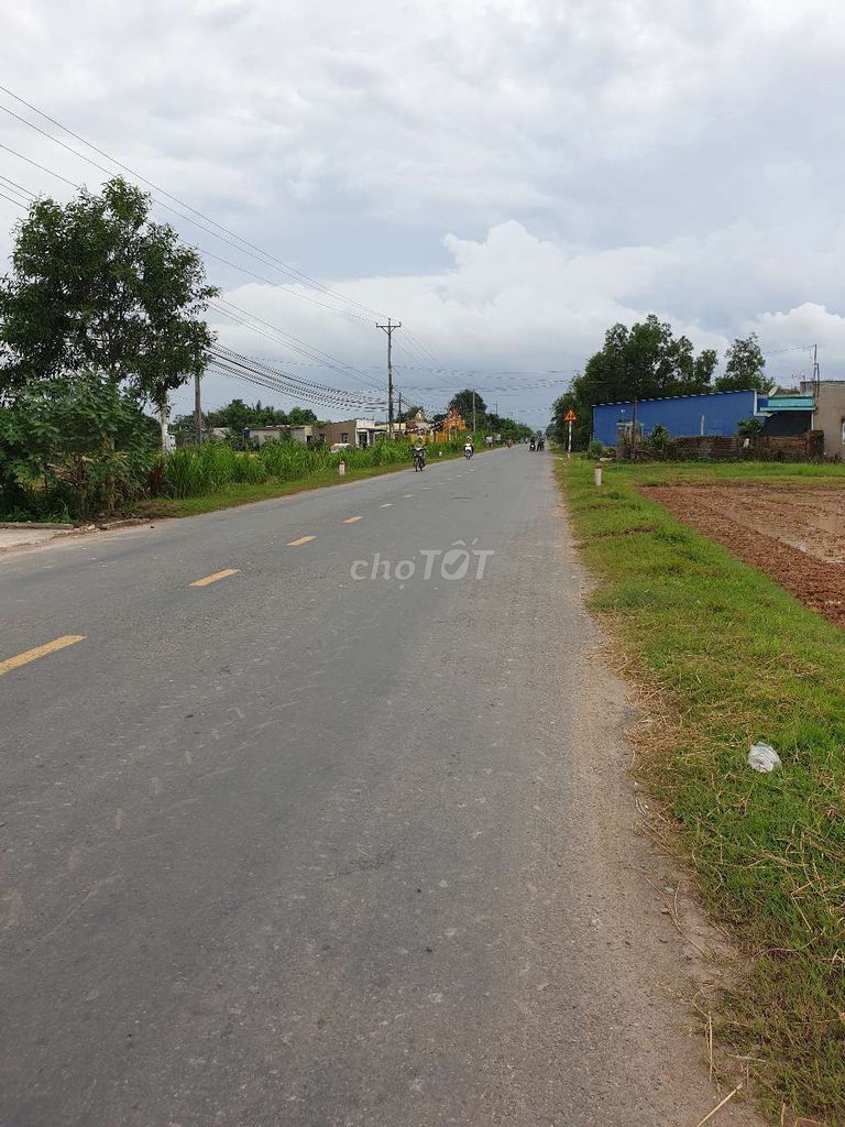 Cần bán gấp lô đất vị trí đắc địa mặt tiền đường 823 â