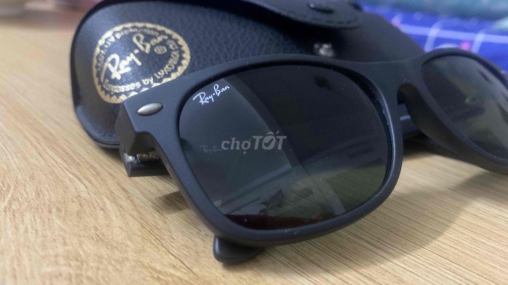 Kính Rayban màu đen