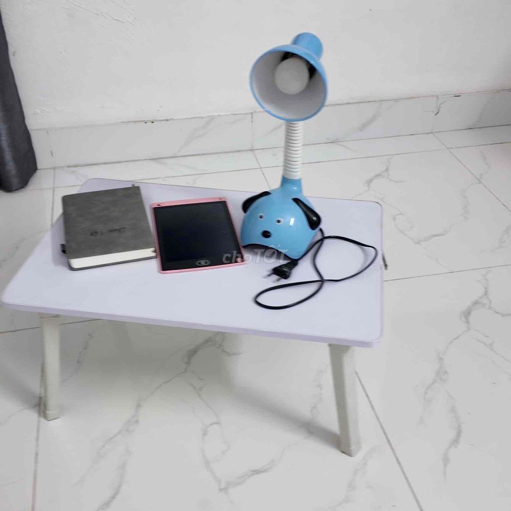Bàn học gỗ màu Trắng kèm bảng đèn sổ. Mua bán Bàn ghế tại Quận Hoàng Mai Hà Nội được đăng bởi Vy hình 1