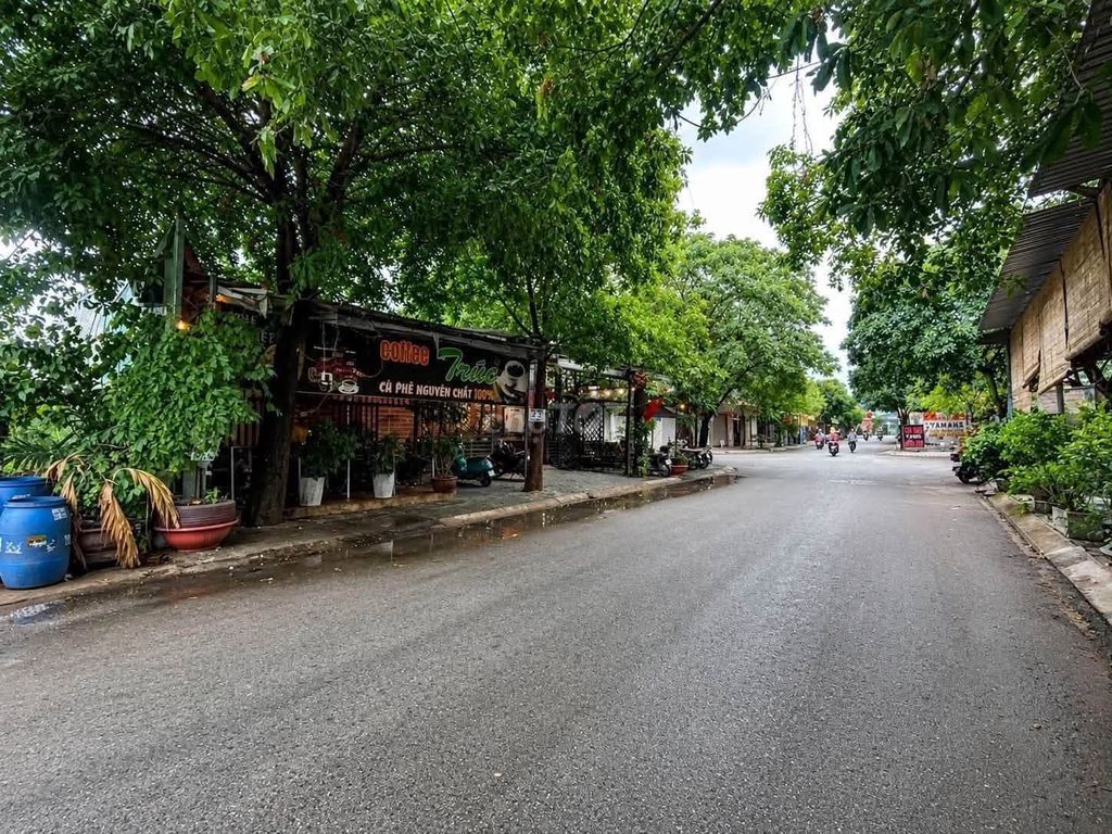 Bán đất 200m² Dĩ An, TP.HCM - Kinh doanh tốt