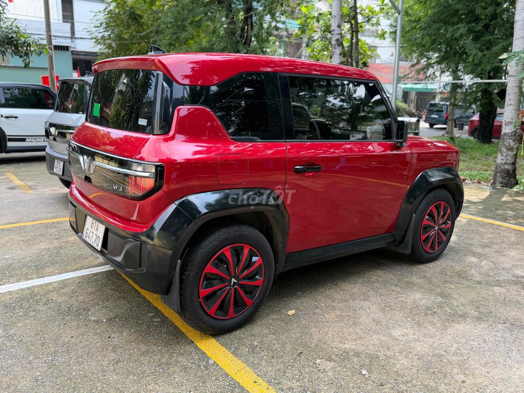 ВинФаст Ф3 2025 Красный 15000 км