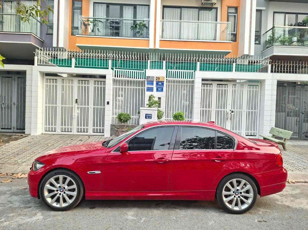 BMW 320i 2011 Красный