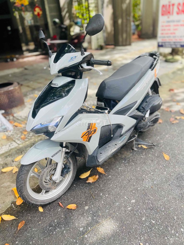 Honda Air Blade 2017 màu Xám. Mua bán Xe máy tại Quận Liên Chiểu Đà Nẵng được đăng bởi Xe Máy Cũ Duy Đạt  66 Nguyễn Khuyến hình 3