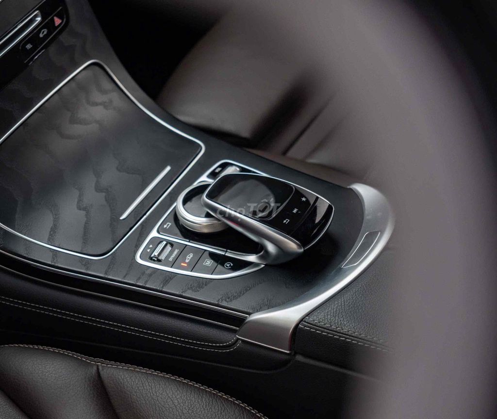 Mercedes GLC300 4Matic - Model 2020 - Đen/Nâu. Mua bán Ô tô tại Quận 7 Tp Hồ Chí Minh được đăng bởi Thật Nguyễn LongAnh Auto hình 13