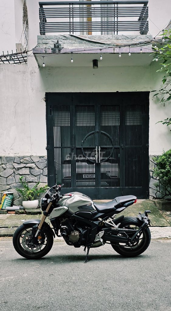 Honda CB650R 2020 Нейкед Серебристый 18 тыс. км