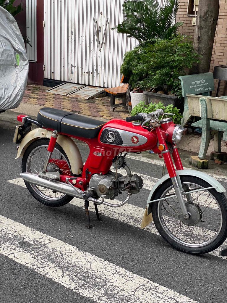 Honda 66 старый мотоцикл красного цвета